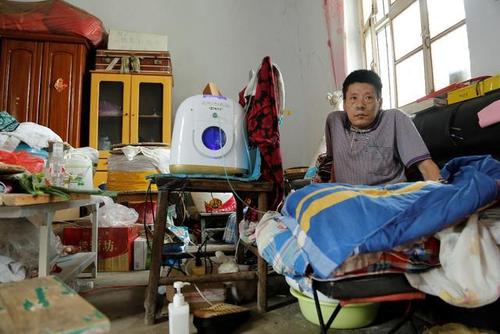 瘫痪男娶妻生可爱女儿 不料妻女被娘家带走:你挣到钱才能见她们