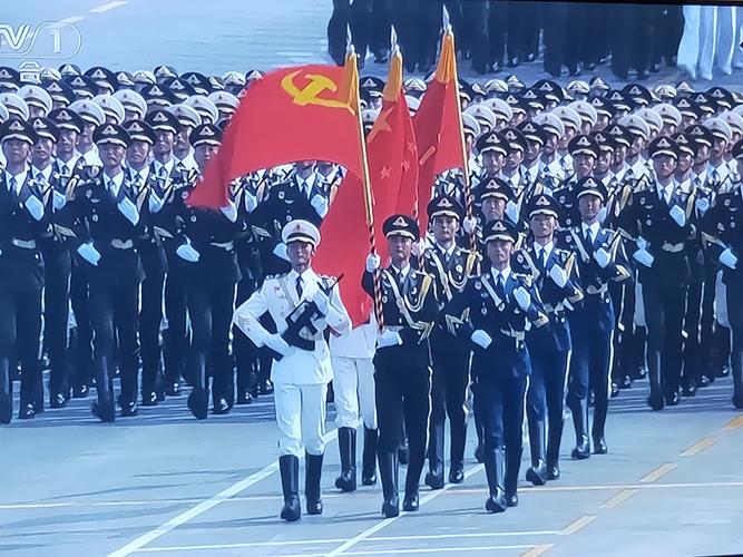 三军仪仗队首先出场,他(她)是中国军人的军容军貌和形象,举世瞩目,棒!