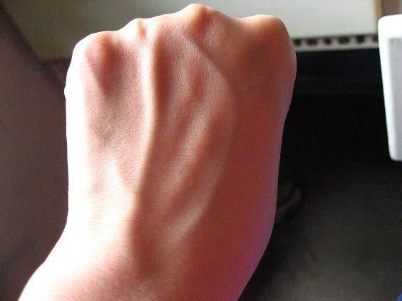 其实,手上的青筋就是我们手上的血管,众所周知,我们身体布满血管,所以