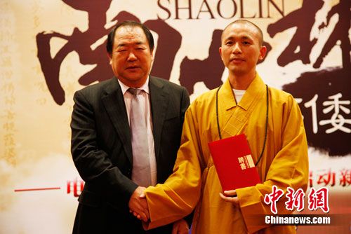 中航文化老总周世忠向本剧特别顾问泉州少林寺方丈常定法师颁发聘书