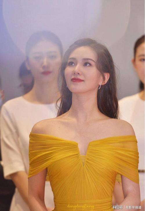 刘诗诗现身成都参加活动,身穿粉色长裙气场十足走路仪态端庄大方