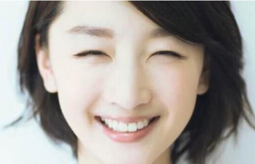 周冬雨笑起来眼睛完成月牙,超可爱!