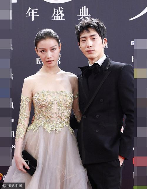 在台下,倪妮要靠在小井肩上