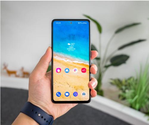 而圆润的周角设计搭载紧密贴合中框,让三星galaxy a52 5g握持在手时