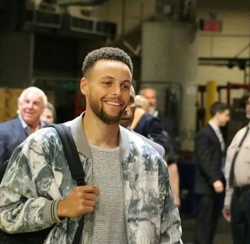 库里喜欢脚的事还没完,对发型的追求我已经受不了了!