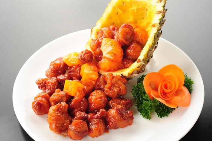  p>1,先从菠萝内部取出果肉,切成小块,浸入盐水中约10分钟备用.