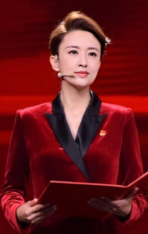 著名主持人张蕾魅力全开!穿红色丝绒的西装连体裤气场