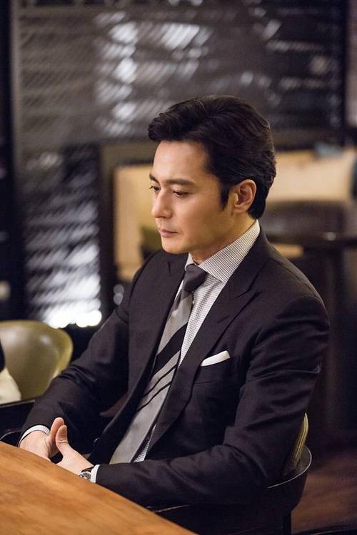 展开剩余 74 % 近日,韩国媒体公开了一组演员张东健在电视剧《金装