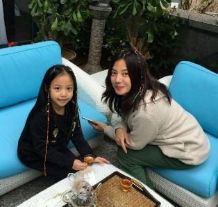 赵薇小女儿最新照片,10岁美成仙儿,网友:如同仙女下凡