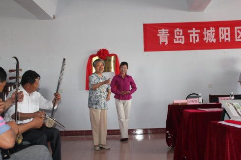 城阳柳腔名角毛秀美和弟子高珍玉在剧协成立大会上献唱