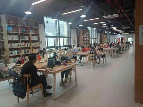 南明区图书馆-"小小的社区图书馆,早上来的话,自习还.