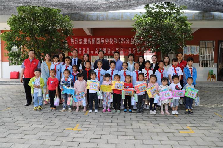 由专业的优秀英语老师讲课,国际学校的6位同学和崔坪小学的同学们共同