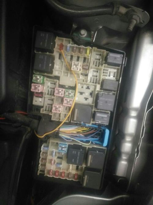 13福特福克斯 燃油泵继电器 在哪个位置