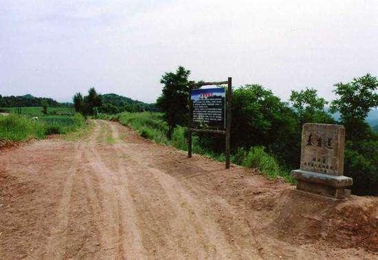 2000年前秦直道遗迹照片,如今仍然寸草不生,最早修建的高速路