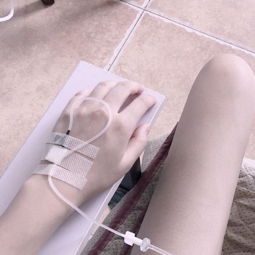 女生输液真实手背照片2020超清 女生输液图片真实照片