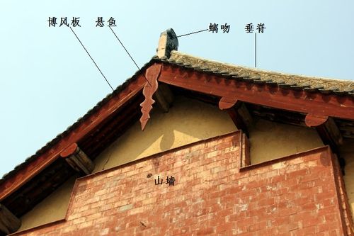 清福陵隆恩殿的博风板,悬鱼,惹草,图案雕刻得非常精美.是泥制琉璃的.