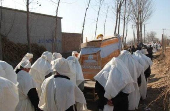 闺女突然去世,出殡当天棺材里流出血水,在场老人一句话道出实情