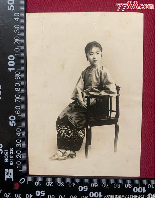 民国时期,旗袍美女摆拍照,清秀大家闺秀照