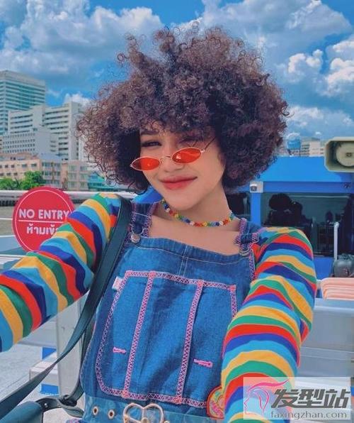 女生蓬松爆炸头look摩登洋气引领时尚潮流