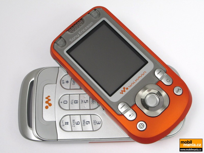 他在高中时期非常喜欢夏普 903,这同样是一款旋转屏手机