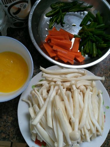 海鲜菇洗干净用手撕开(方便入味也更容易炒熟),鸡蛋加盐搅拌均匀,葱