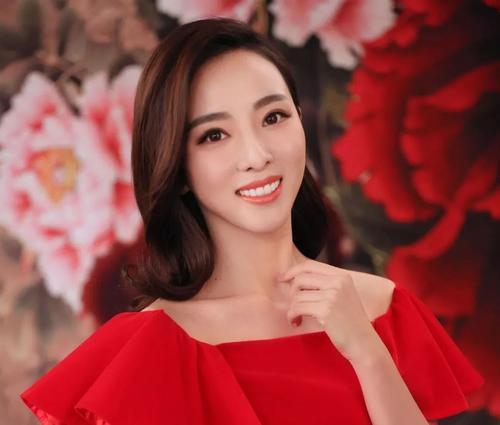 7次主持春晚却没成央视一姐33岁李思思为丈夫儿子牺牲事业