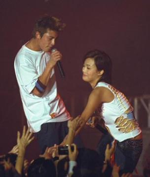 图文:香港太阳计划2001音乐会--容祖儿与陈冠希