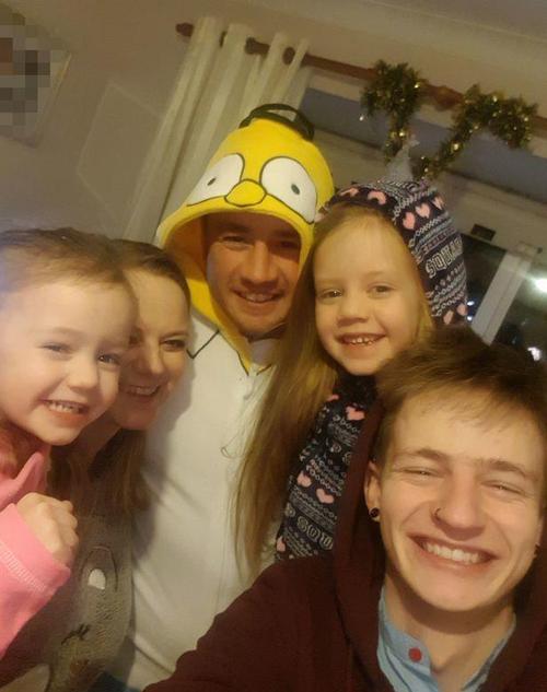 爱尔兰妈妈坚持给4岁和5岁的女儿喂母乳,称女儿们从不