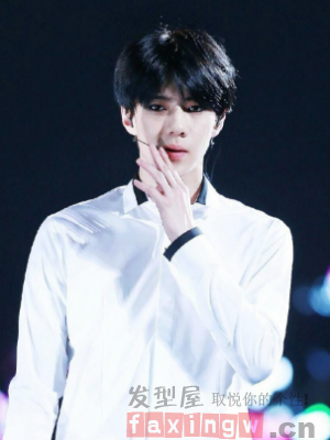 在男神吴世勋发型中,这款八字刘海短发让我们的男神看上去就像童话里