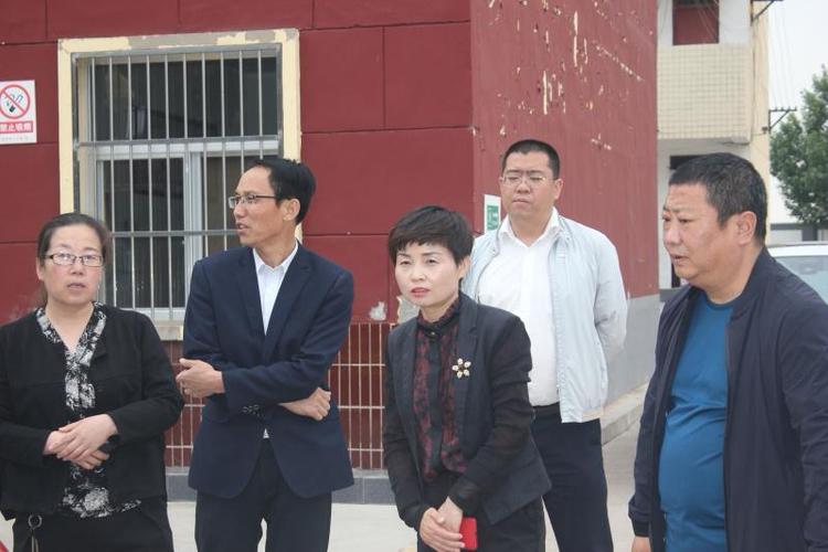 白水县人民政府副县长胡小英"六一"前夕来到尧禾中心小学慰问贫困儿童