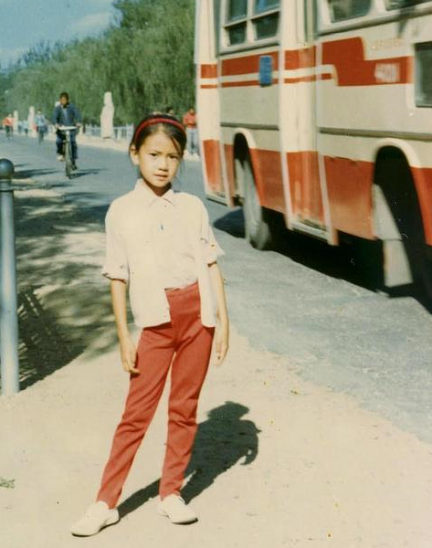 旧照片:周洁琼小时候穿牛仔短裤搭配短靴,胡歌小时候脸圆圆的