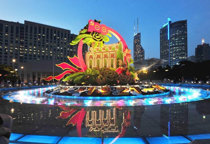 上海人民广场立体大花坛全新亮灯 庆祝建党百年
