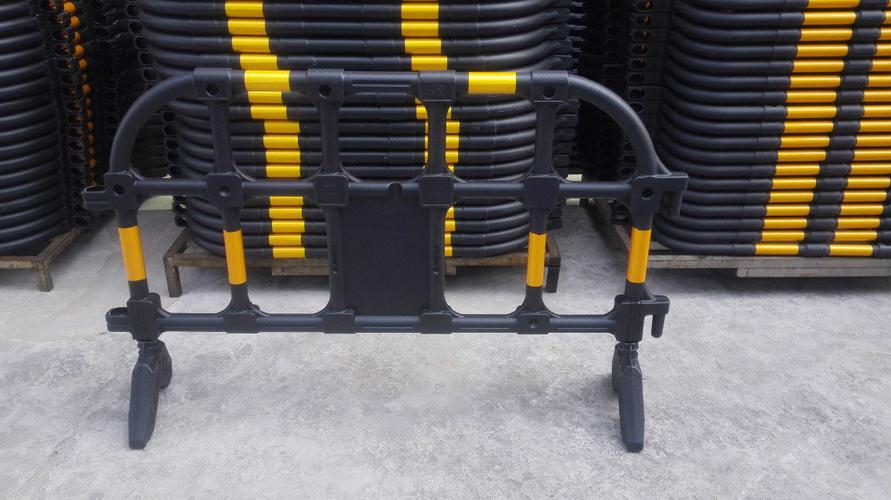 产品名称:pe塑料护栏(塑料铁马),脚部注沙;  产品规格:1600 * 1050