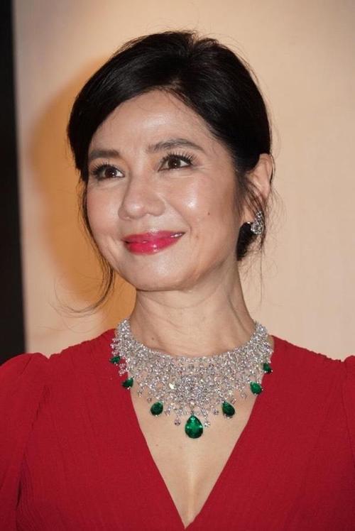 钟楚红59岁又怎样?穿红色深v领连衣裙高调亮相,好气质