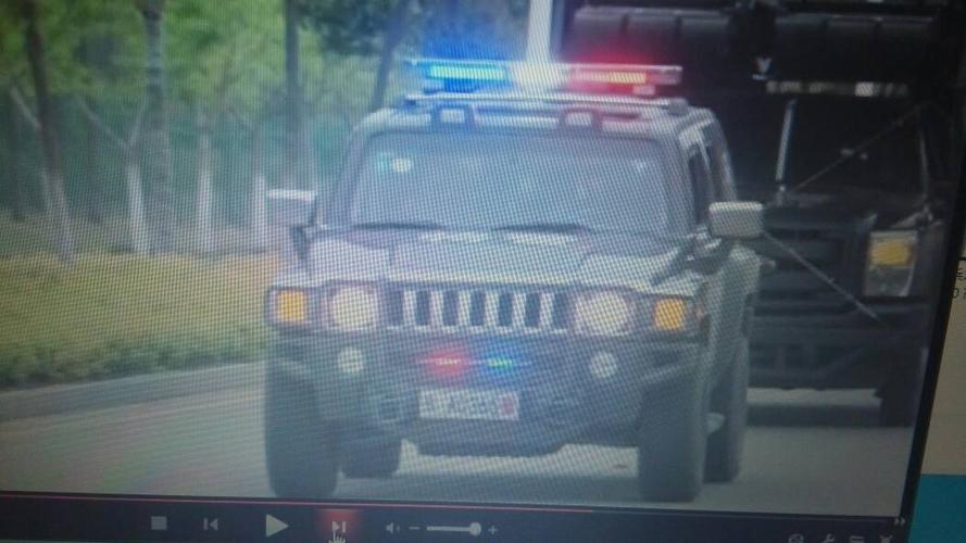 火凤凰里特警开的那辆越野车是什么车?