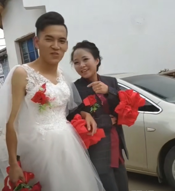 原创上门新郎-新名词 广西农村婚礼两位新人身份互换 反串的形式出现