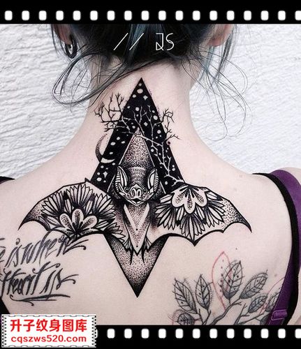 美女后脖子纹身 蝙蝠