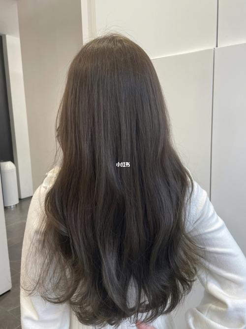 2022年夏季显白发色奶茶色温柔又高级_发色_发型_染发