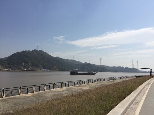 温州七都环岛堤坝,全长15公里,吸引不少来此骑行,健跑