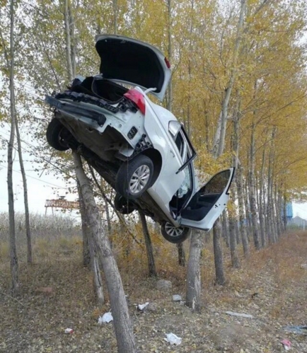 奇葩车祸现场 飞行模式已开启无法降落