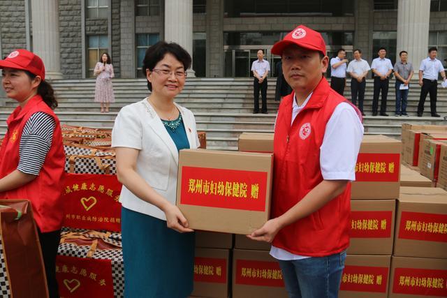 郑州妇幼保健院参加小爱汇大爱温暖一座城志愿服务慰问品捐赠