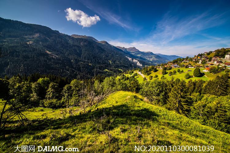 山间村庄和大山美景高清摄影图片