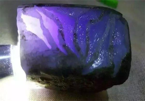 美爆啦10万块钱买来的翡翠原石一刀切出帝王紫
