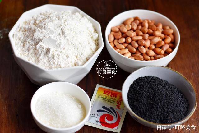 【做法】:1.把3克酵母倒入150ml温水中搅拌溶解后,倒入300克面粉中.