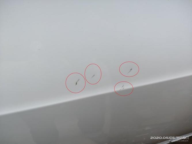 停在小区车位上被旁边的suv后车门剐蹭的划痕,已经露出底漆!