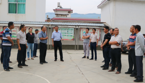 新平县建兴乡赴圈内乡考察脱贫攻坚工作