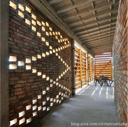 梅花砖砌法形成的带孔的墙面,既能让光线渗透进室内,在晚上还能将