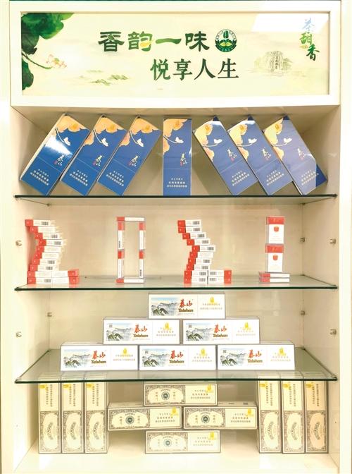 山东省东营市东营区鼎尚烟酒店摆出创意造型,寓意"2021继续加油".