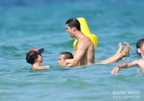 传伊莲娜搭上贾斯汀-比伯 c罗输给吸毒 嫖妓坏小子(12)