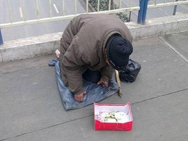 乞丐要饭影响市容丢人现眼?女子看不惯,一脚将跪下老人饭碗踹飞